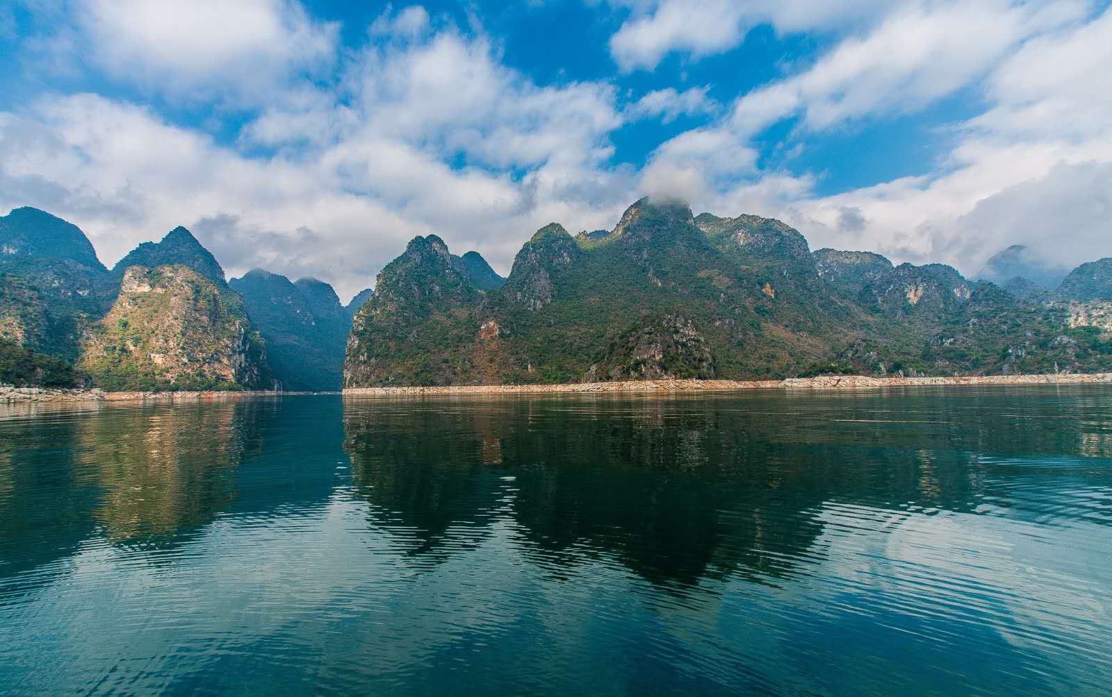 万峰湖景区