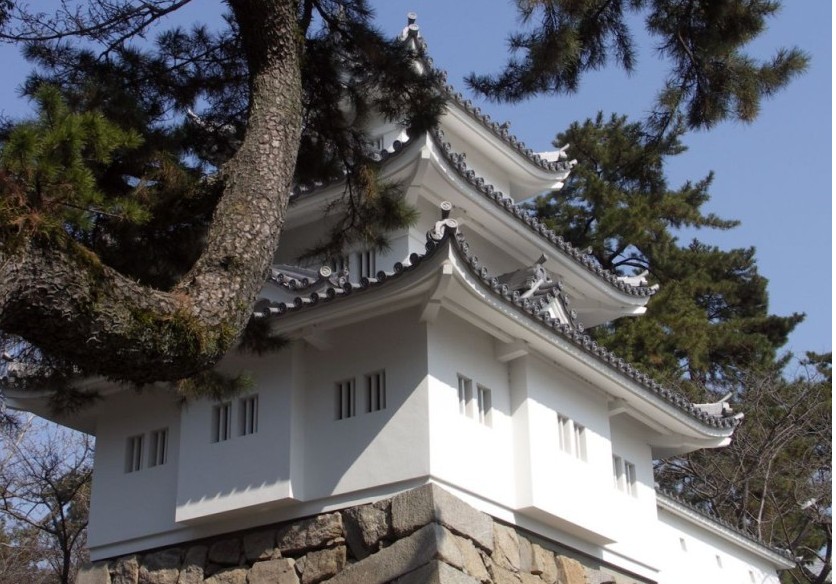 三重县 三重县位于日本本州岛中部,地形复杂,南北狭长,土地面积列全日本第25位,自然公园占三分之一以上区域,不仅有能滑雪的高山、亚热带植物生长的海滨,也有以海女和珍珠为代表的伊势志摩国立公园和吉野熊野国立公园的自然美景,还有伊势神宫、伊贺上野等历史文化的代表,拥有现代化的大规模游乐场和主题公园、博物馆等,是日本著名的观光地。汽车、造船等运输机械制造业和精炼石油等重化工业发达,是日本京滨工业区的一部分。 中文名称: 三重县 外文名称: 三重県,,Mie-ken 行政区类别: 一级行政区 所属地区: