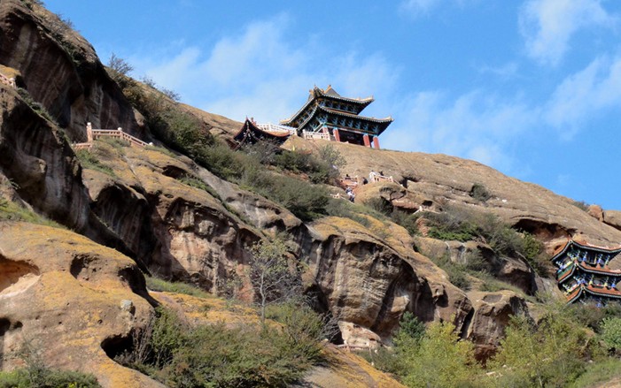 宁夏固原火石寨火石寨,在宁夏南部的西吉县境内,由于它的山峦呈现暗